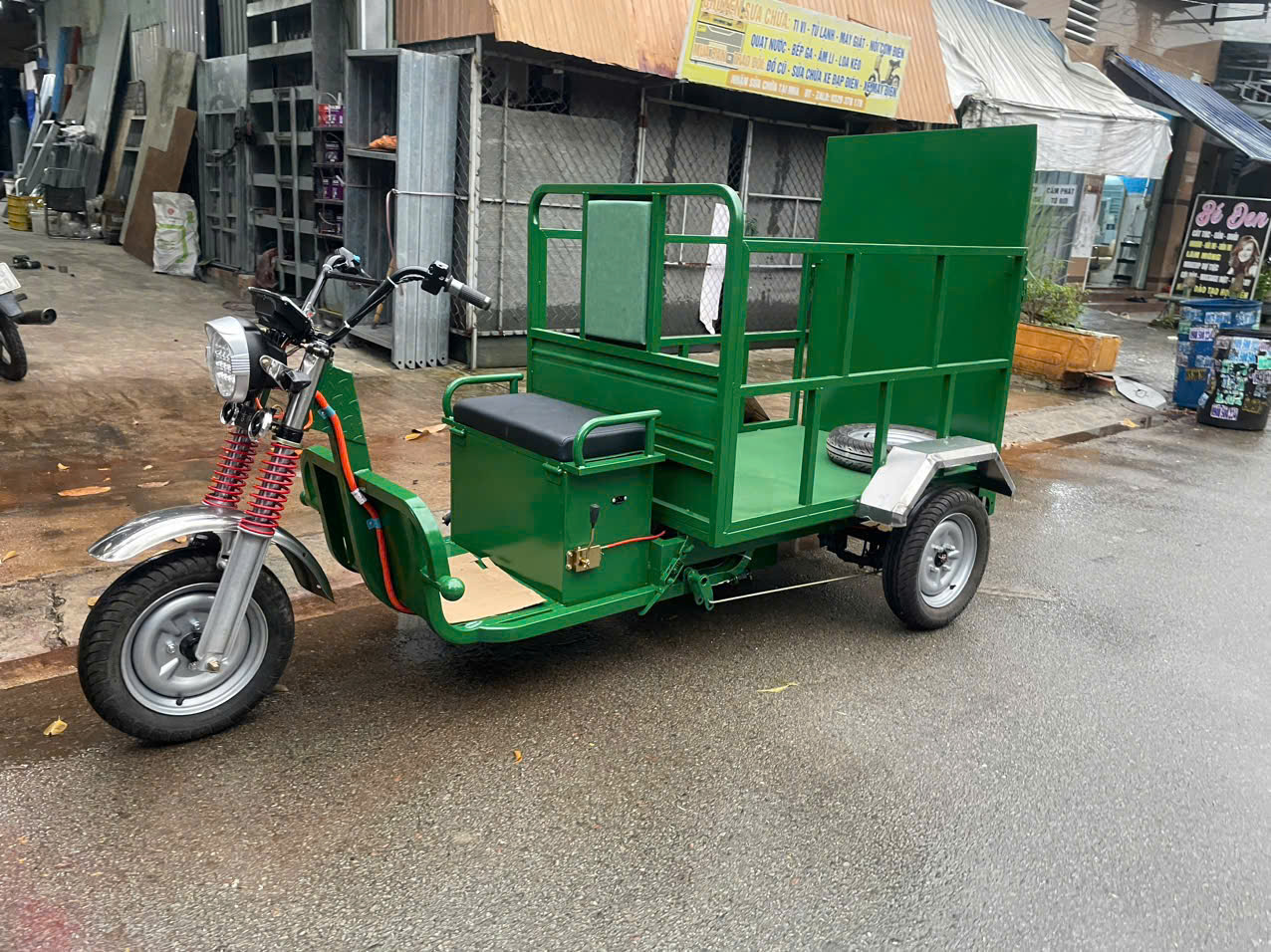 Xe điện 3 bánh chở thùng rác 240l