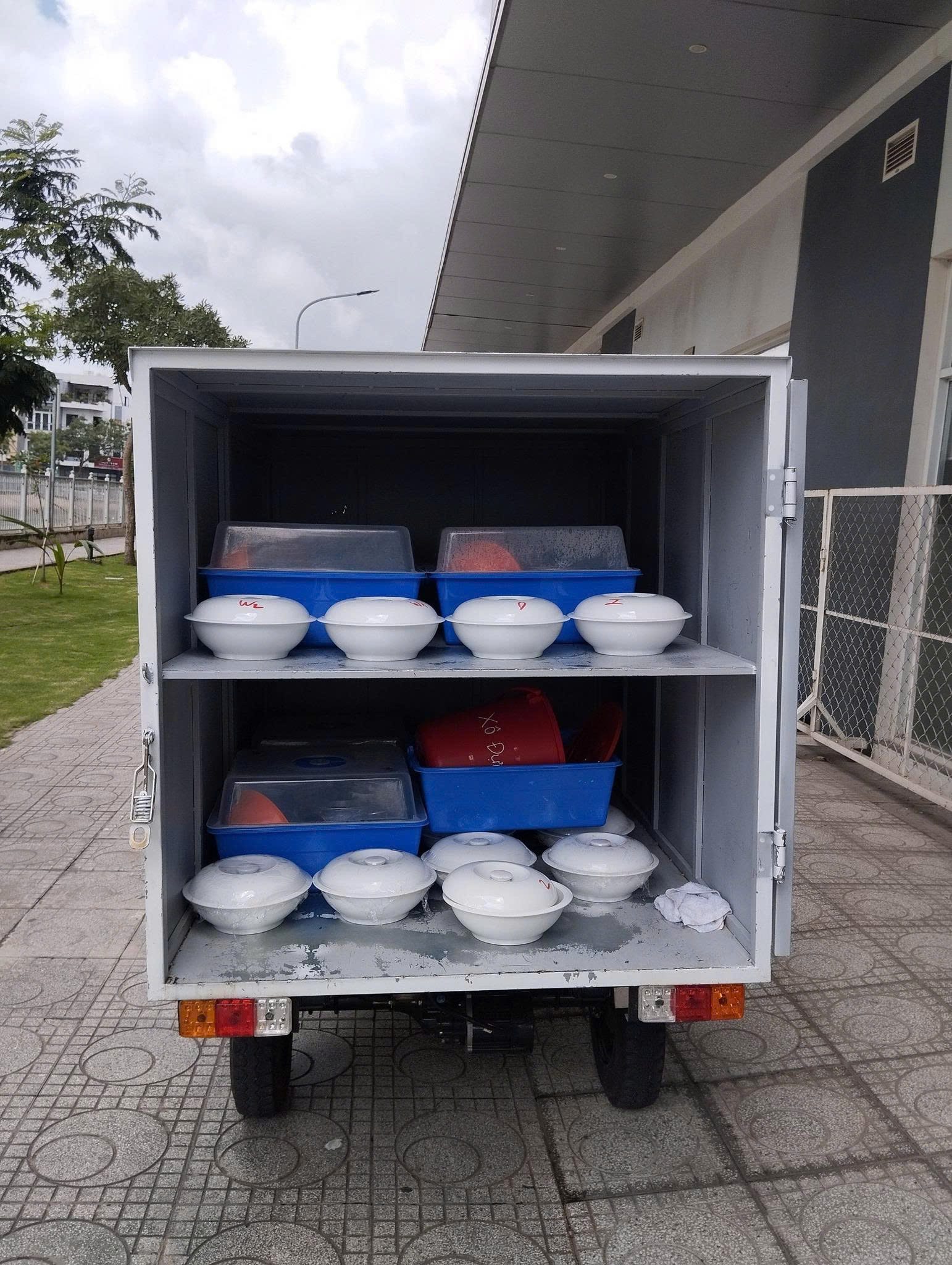 Xe điện 3 bánh chở hàng thùng kín