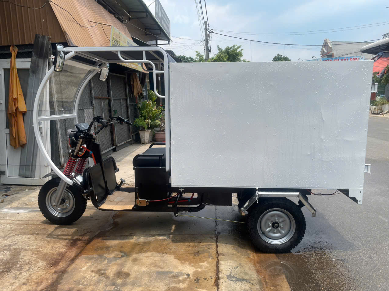Xe điện 3 bánh chở hàng thùng kín