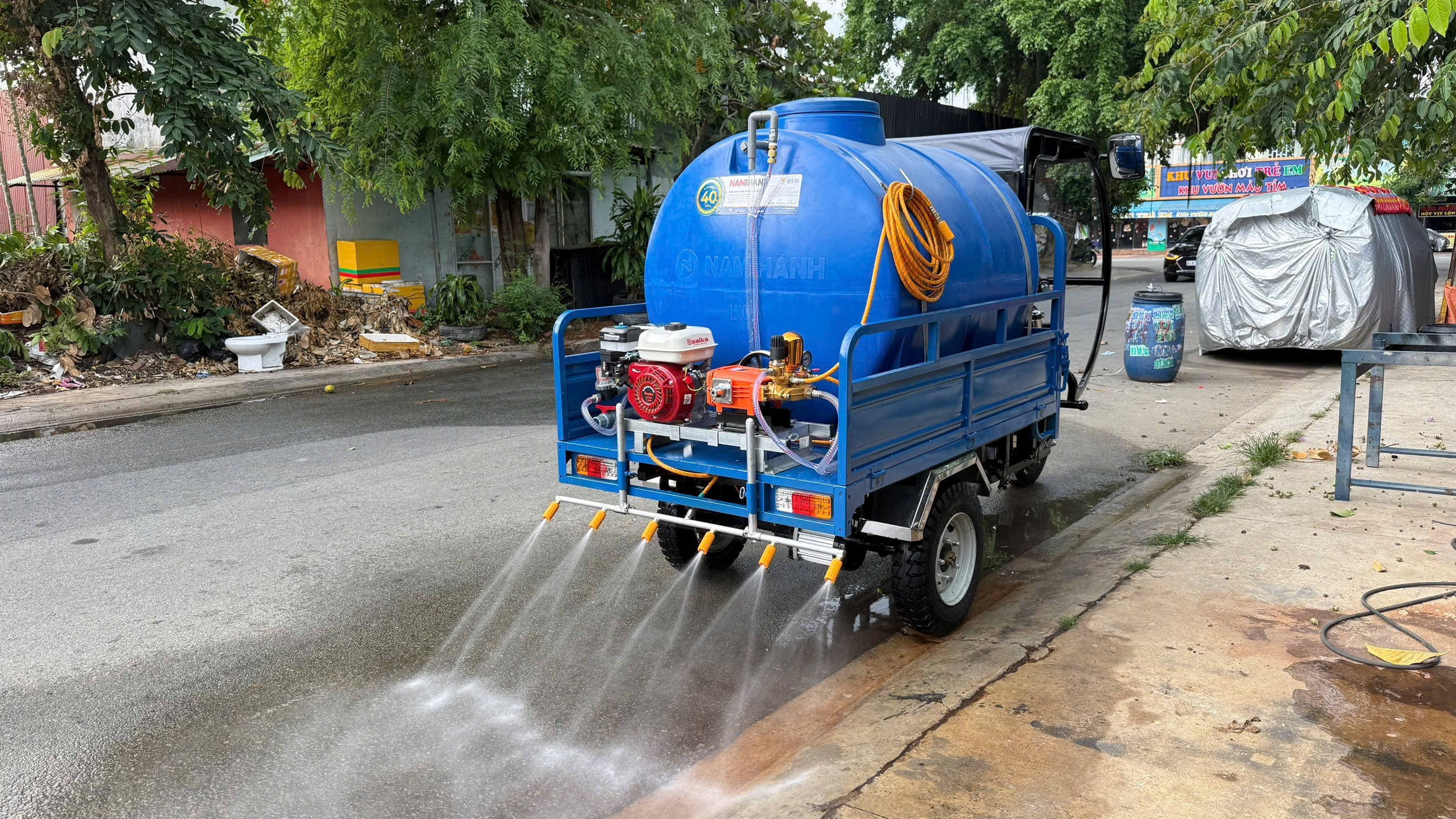 Xe điện 3 bánh xịt rửa đường