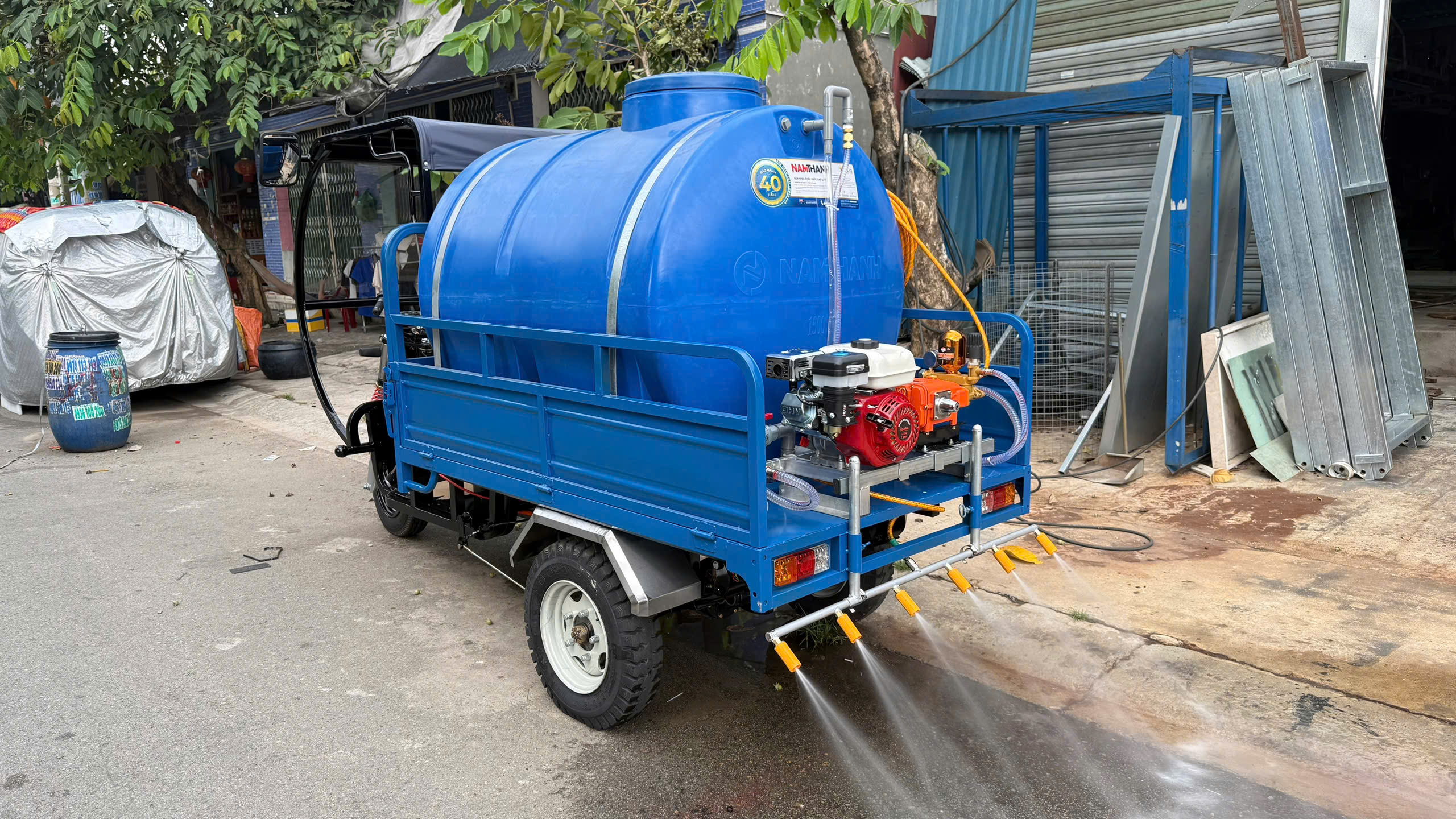 Xe điện 3 bánh xịt rửa đường