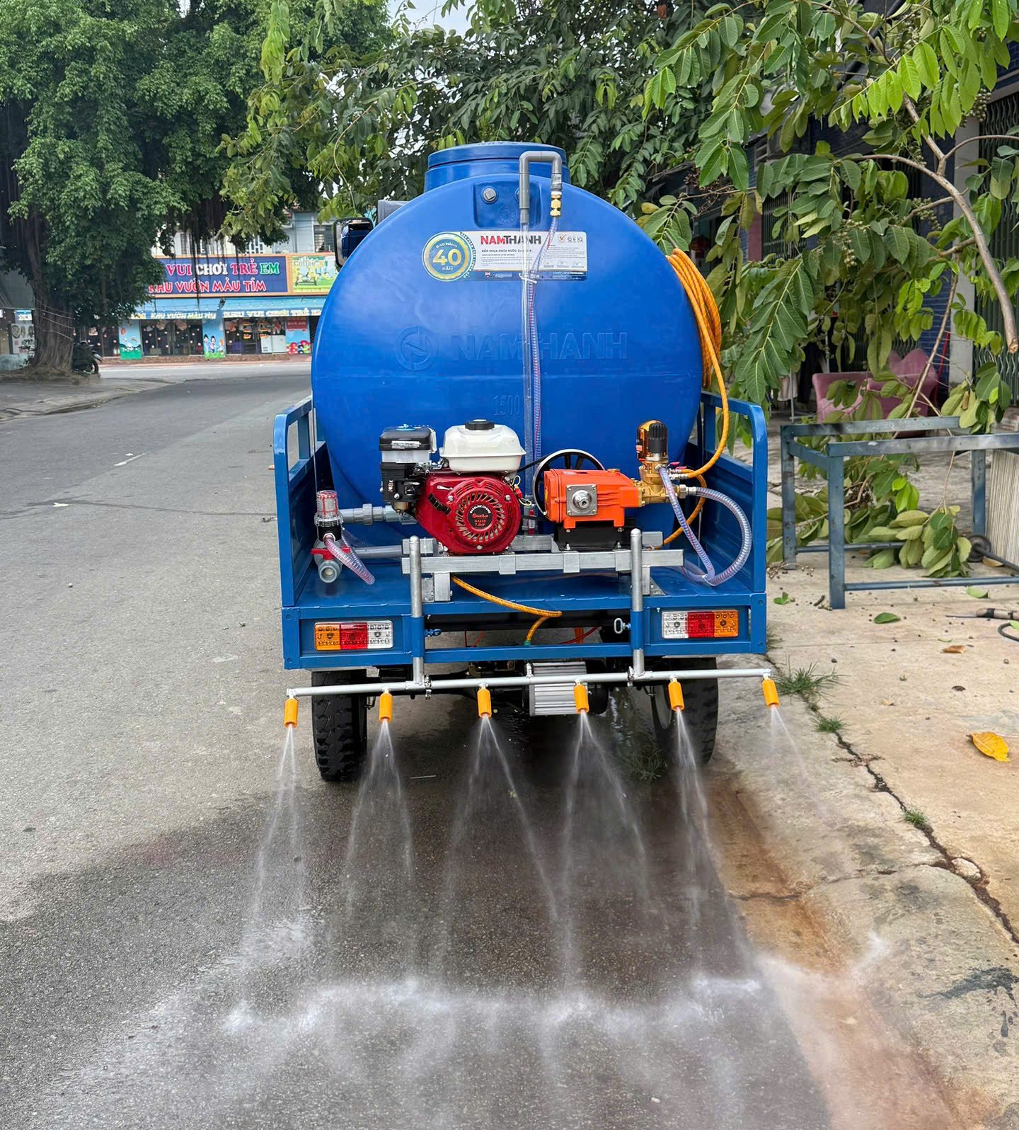 Xe điện 3 bánh xịt rửa đường