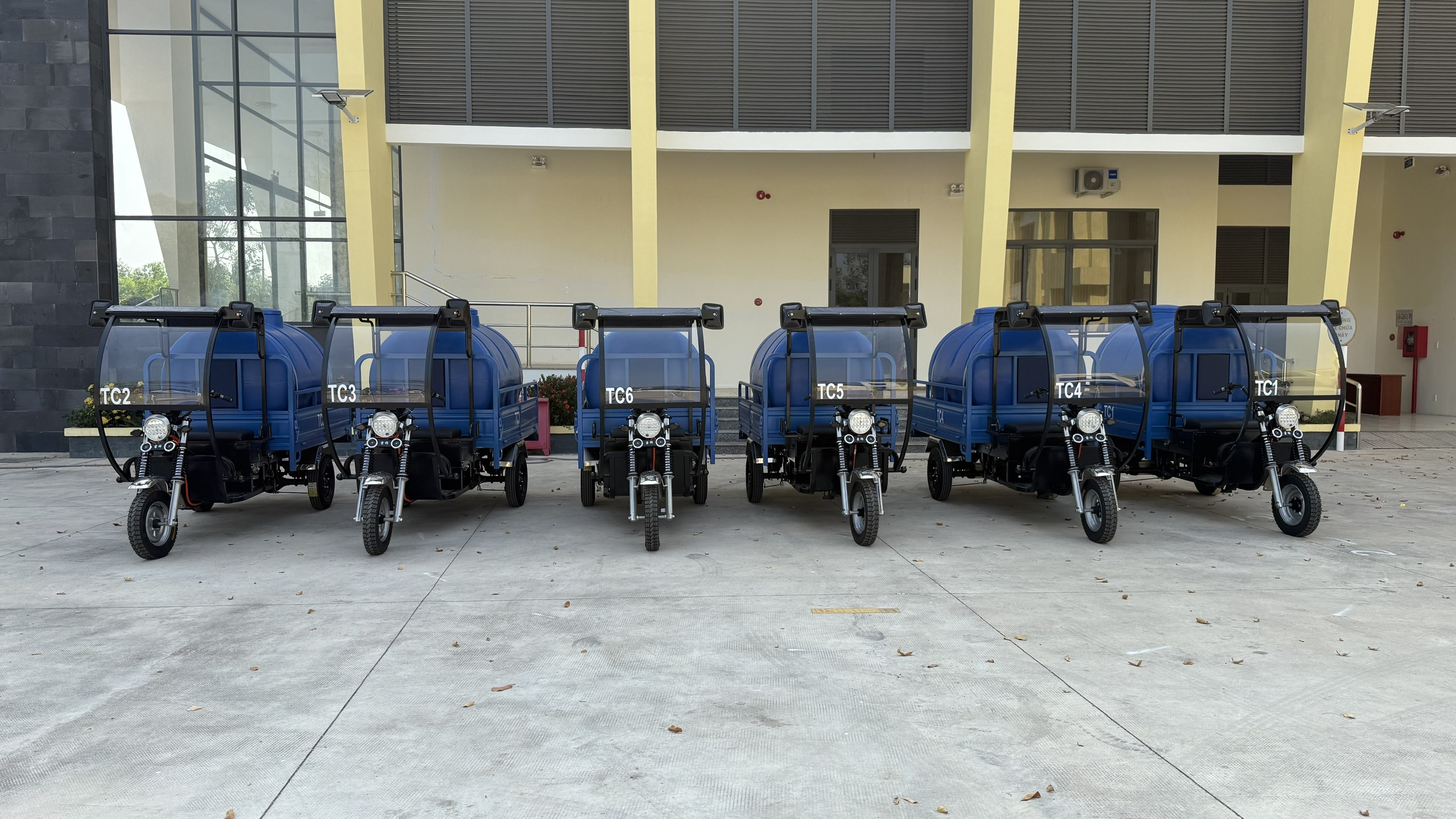 Xe điện 3 bánh tưới cây 1500l thuần điện