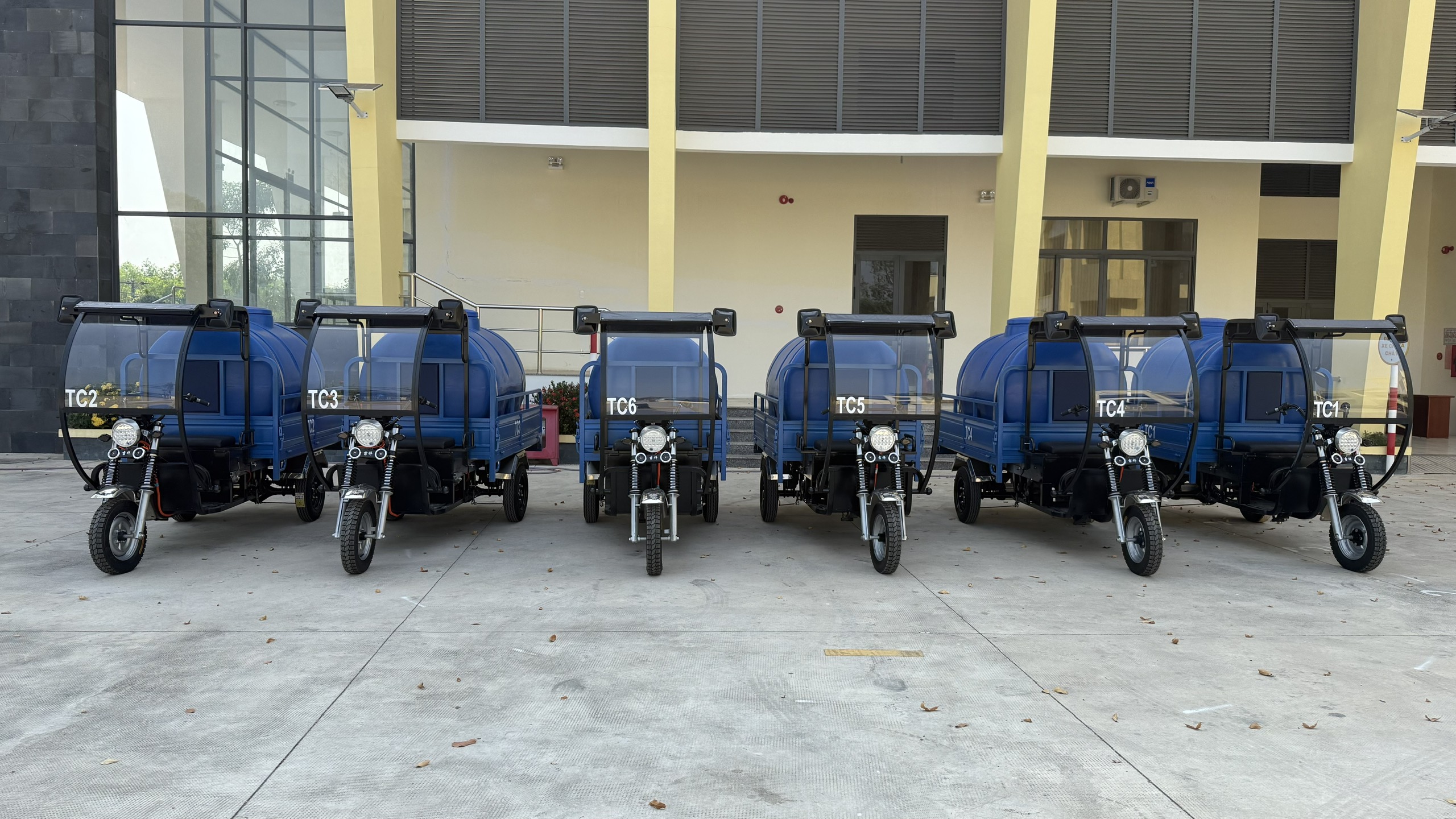 Bàn giao xe điện 3 bánh chuyên dụng phục vụ công tác nông nghiệp và môi trường tại xã Trị An